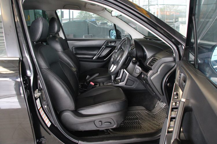 Subaru Forester 2017 2.0 i-P 4WD Utility-car เบนซิน ไม่ติดแก๊ส เกียร์อัตโนมัติ ดำ รูปที่ 3