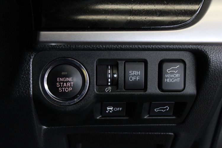 Subaru Forester 2017 2.0 i-P 4WD Utility-car เบนซิน ไม่ติดแก๊ส เกียร์อัตโนมัติ ดำ รูปที่ 4