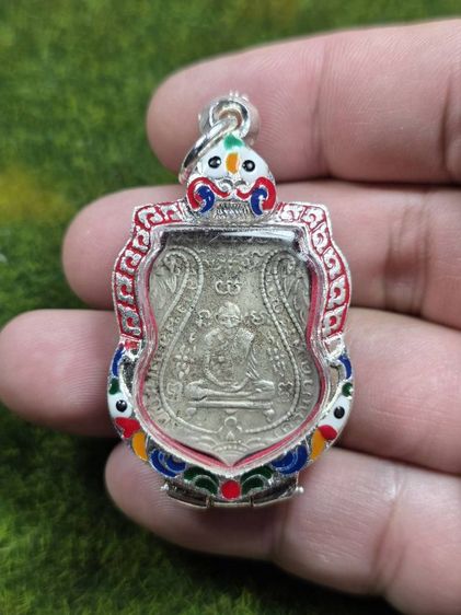 พระเหรียญหลวงปู่กลั่นเนื้อสีเงินเก่าๆ