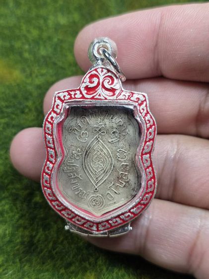 พระเหรียญหลวงปู่กลั่นเนื้อสีเงินเก่าๆ รูปที่ 2