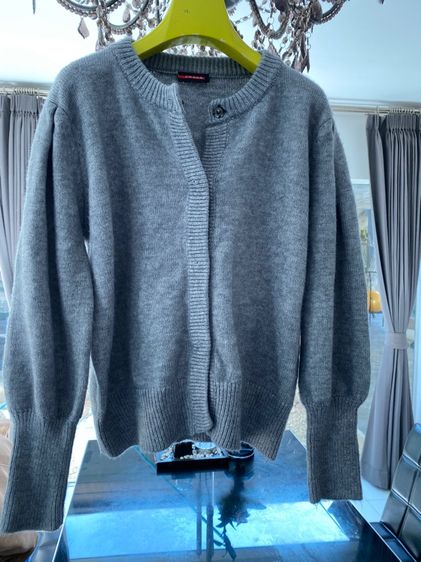 ปราด้า (ติดจองค่ะ)เสื้อไหมพรม สภาพใหม่เอี่ยม 