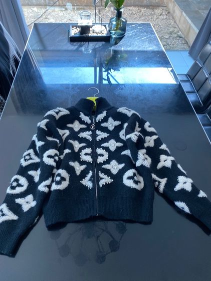 หลุยส์วิตตอง (ติดจองค่ะ)เสื้อไหมพรมอิตาลี ทอปักลาย3D 