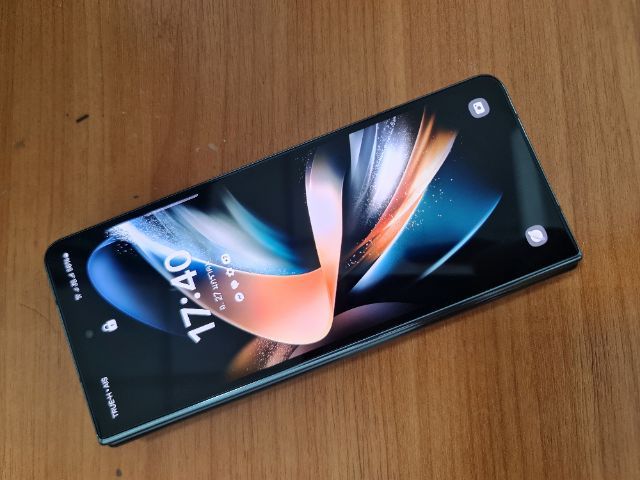 Samsung Galaxy Z Fold 4 256 GB Z Fold 4 12(256 )สีฟ้าซื้อไปเหมือนเครื่องใหม่ เครื่องศูนย์หมดประกันซื้อเคลียสต๊อคมา เครื่องสภาพเหมือนแกะกล่อง แต่กล่องหายไปแล้วนัดรับได้