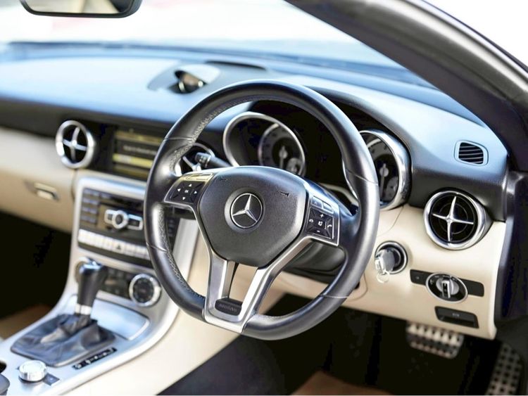 Mercedes-Benz SLK-Class 2015 SLK200 Kompressor Sedan เบนซิน เกียร์อัตโนมัติ ดำ รูปที่ 2