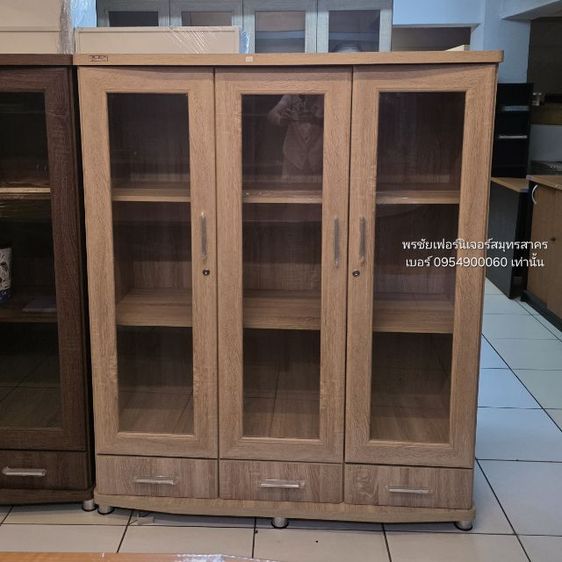 ตู้โชว์ไม้ 3 บานเปิด คุณภาพดี แข็งแรง สวยครบจบในใบเดียว รูปที่ 7