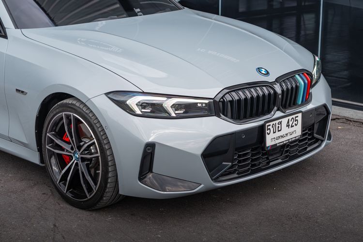BMW Series 3 2025 330e Sedan ปลั๊กอินไฮบริด (PHEV) ไม่ติดแก๊ส เกียร์อัตโนมัติ ขาว รูปที่ 2