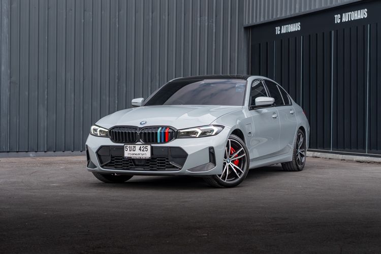 BMW Series 3 2025 330e Sedan ปลั๊กอินไฮบริด (PHEV) ไม่ติดแก๊ส เกียร์อัตโนมัติ ขาว รูปที่ 3