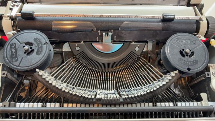 เครื่องพิมพ์ดีด OLYMPIA รูปที่ 2