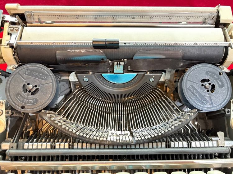 เครื่องพิมพ์ดีด OLYMPIA รูปที่ 2