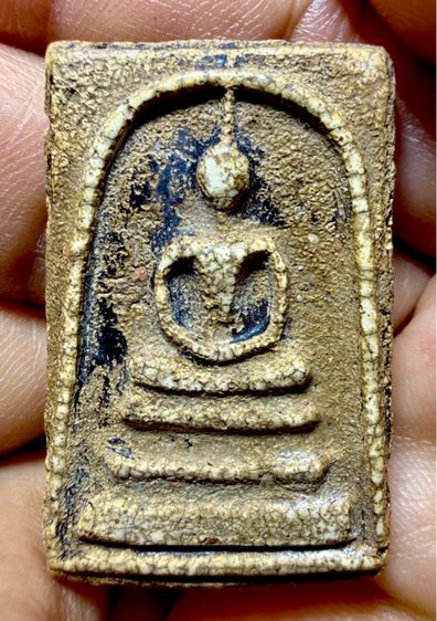 พระสมเด็จวัดระฆังพิมพ์ใหญ่เกศทะลุซุ้มบล๊อคช่างหลวง เเกร่งหนืบนุ่ม ยุบยับย่น เเห้งๆเเตกลายชามสังฆโลก มวลสารผุกร่อน ตามกาลเวลาอายุพระกว่า150ปี