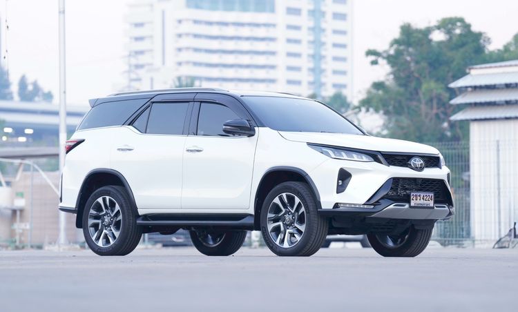 Toyota Fortuner 2022 2.8 Legender Black Top 4WD Utility-car ดีเซล เกียร์อัตโนมัติ ขาว รูปที่ 3