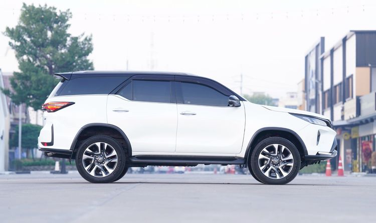 Toyota Fortuner 2022 2.8 Legender Black Top 4WD Utility-car ดีเซล เกียร์อัตโนมัติ ขาว รูปที่ 4