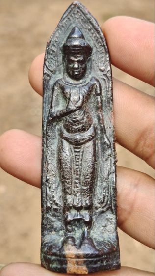 พระร่วงยืนหลังลายผ้า พิมพ์ใหญ่ กรุวัดพระศรีรัตนมหาธาตุ จ.ลพบุรี   เนื้อชินตะกั่วสนิมแดง 