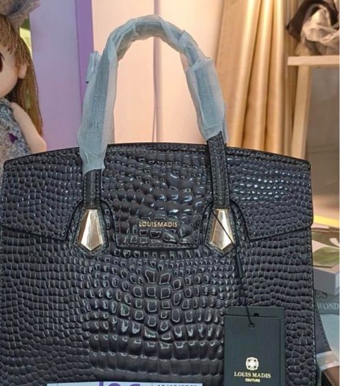 กระเป๋าหนังแท้สวยมากราคาพิเศษจัดส่งฟรี 900 บาท