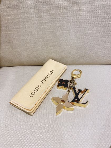 พวงกุญแจ LV ของแท้มือสอง Fleur De Monogram Key Chain ในชอปเกือบ2หมื่น หายากมากสภาพสวยใหม่  