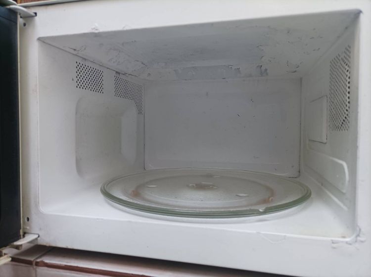 ไมโครเวฟ 23 ลิตร SAMSUNG รุ่น m181gn ใช้งานง่าย มีปุ่มบอกประเภทที่ใช้กับอาหารแต่ละชนิด สภาพดี ด้านในทำสี(ทนความร้อน)ให้ใหม่ ขายเพียง 490 บาท รูปที่ 3