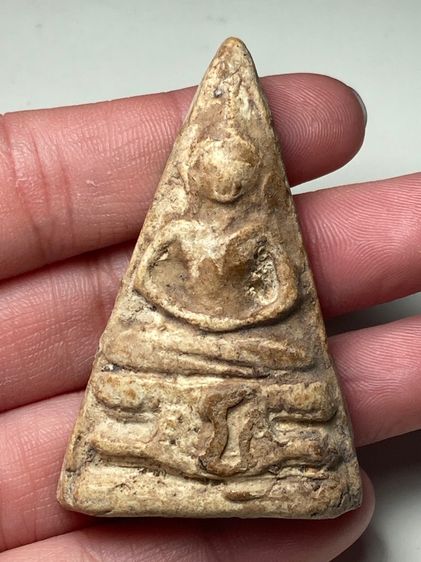 พระปางสมาธิเนื้อผงสามเหลี่ยม