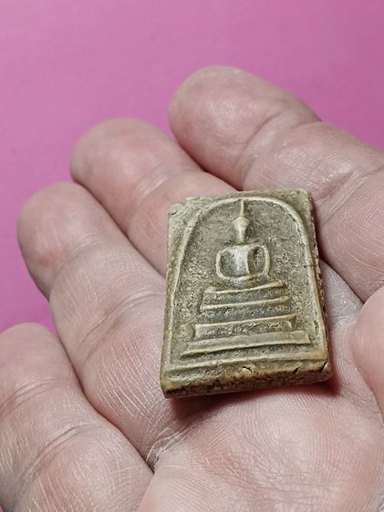 พระสมเด็จวัดระฆัง สร้างฝากกรุบางขุนพรหม เช่าซื้อได้จากชาวบ้านสมัยก่อนที่ใช้ดินเหนียวผูกกับเชือกเอ็นตกขึ้นมา องค์นี้สภาพสวยสมบูรณ์มาก พบน้อย รูปที่ 10