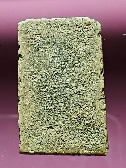 พระสมเด็จวัดระฆัง สร้างฝากกรุบางขุนพรหม เช่าซื้อได้จากชาวบ้านสมัยก่อนที่ใช้ดินเหนียวผูกกับเชือกเอ็นตกขึ้นมา องค์นี้สภาพสวยสมบูรณ์มาก พบน้อย รูปที่ 2