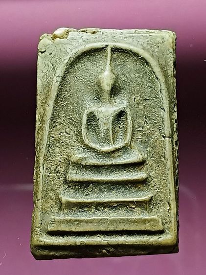 พระสมเด็จวัดระฆัง สร้างฝากกรุบางขุนพรหม เช่าซื้อได้จากชาวบ้านสมัยก่อนที่ใช้ดินเหนียวผูกกับเชือกเอ็นตกขึ้นมา องค์นี้สภาพสวยสมบูรณ์มาก พบน้อย