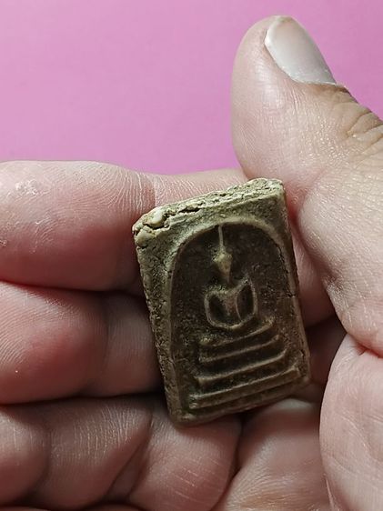 พระสมเด็จวัดระฆัง สร้างฝากกรุบางขุนพรหม เช่าซื้อได้จากชาวบ้านสมัยก่อนที่ใช้ดินเหนียวผูกกับเชือกเอ็นตกขึ้นมา องค์นี้สภาพสวยสมบูรณ์มาก พบน้อย รูปที่ 9