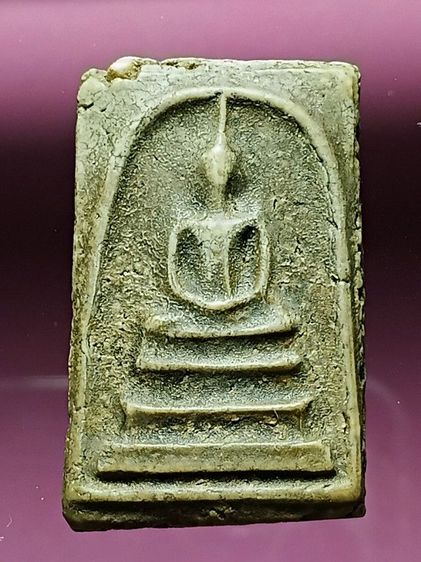 พระสมเด็จวัดระฆัง สร้างฝากกรุบางขุนพรหม เช่าซื้อได้จากชาวบ้านสมัยก่อนที่ใช้ดินเหนียวผูกกับเชือกเอ็นตกขึ้นมา องค์นี้สภาพสวยสมบูรณ์มาก พบน้อย รูปที่ 11