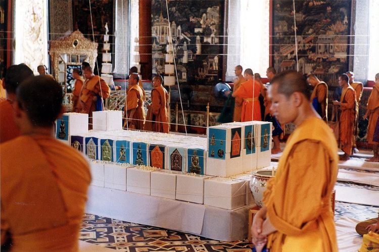 พระขุนแผนหรือพระ 5 เหลี่ยมจัดสร้างปี 2546 โดย สมเด็จพระมหาธีราจารย์ (นิยม ป.ธ.๙) วัดชนะสงคราม รูปที่ 2