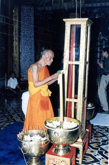 พระขุนแผนหรือพระ 5 เหลี่ยมจัดสร้างปี 2546 โดย สมเด็จพระมหาธีราจารย์ (นิยม ป.ธ.๙) วัดชนะสงคราม รูปที่ 8