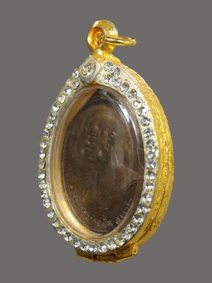 เหรียญพระอาจาร์ฝั้น อาจาโร ปี 2507 วัดป่าอุดมสมพร จ.สกลนคร พร้อมเลี่ยมกันน้ำกรอบฝังเพชรสวยๆค่ะ รูปที่ 3