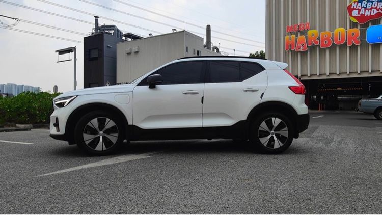 Volvo XC40 2023 Recharge 1.5 T5 R-Design Utility-car ปลั๊กอินไฮบริด (PHEV) เกียร์อัตโนมัติ ขาว รูปที่ 3
