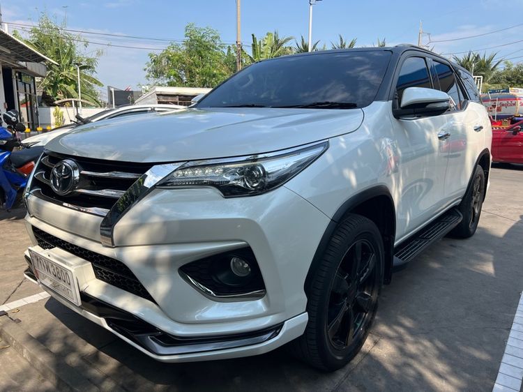 รถ Toyota Fortuner 2.8 V TRD Sportivo Black Top 4WD สี ขาว