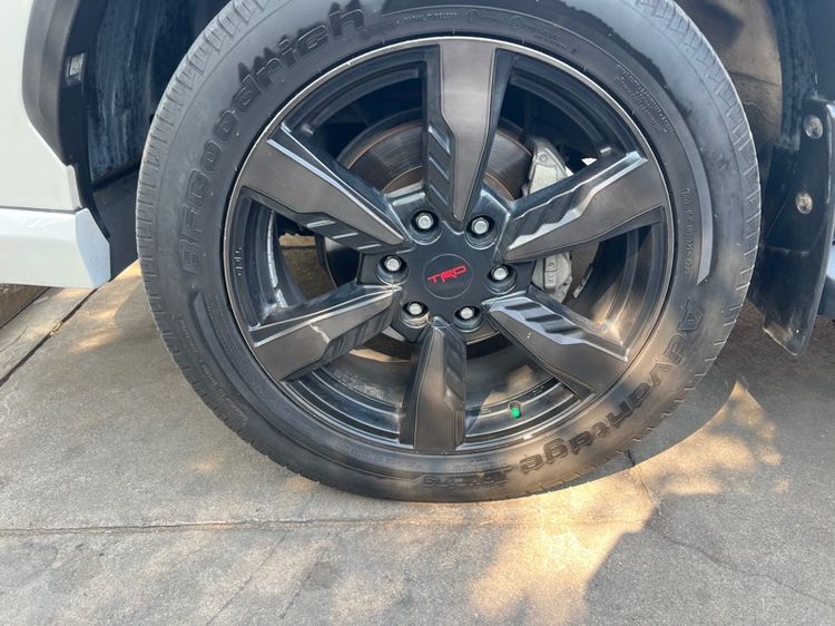 Toyota Fortuner 2016 2.8 V TRD Sportivo Black Top 4WD Utility-car ดีเซล ไม่ติดแก๊ส เกียร์อัตโนมัติ ขาว รูปที่ 4