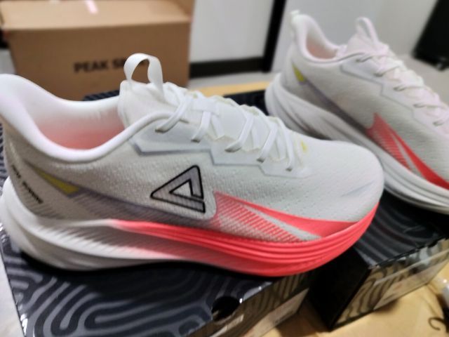 รองเท้า PEAK ของแท้มือ1 ไซร์ 11ขาย700บ.  ราคาป้าย3พันกว่าครับ  สนใจโทสอบถาม0642159540 รับปะกันสินค้าแท้มือ1ครับ