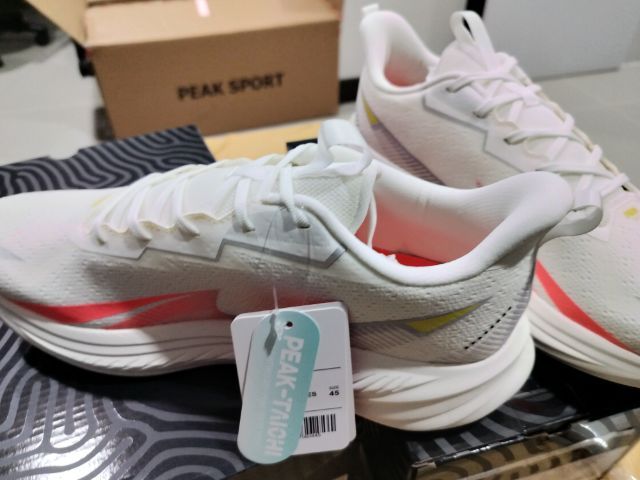 รองเท้า PEAK ของแท้มือ1 ไซร์ 11ขาย700บ.  ราคาป้าย3พันกว่าครับ  สนใจโทสอบถาม0642159540 รับปะกันสินค้าแท้มือ1ครับ รูปที่ 4