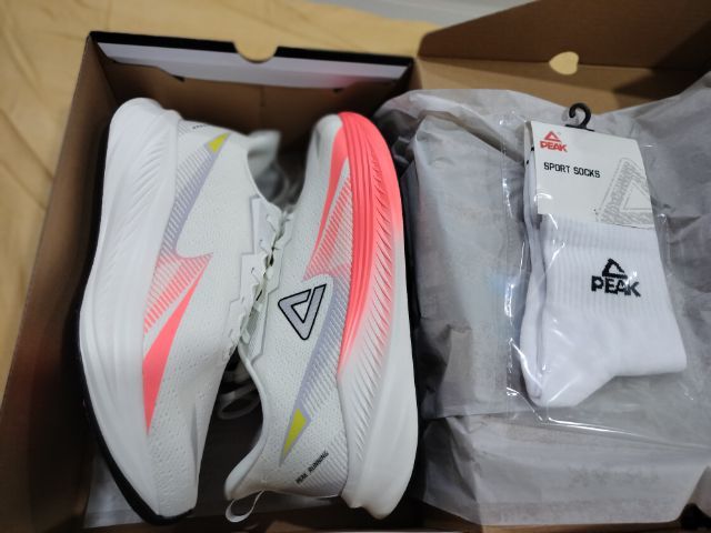 รองเท้า PEAK ของแท้มือ1 ไซร์ 11ขาย700บ.  ราคาป้าย3พันกว่าครับ  สนใจโทสอบถาม0642159540 รับปะกันสินค้าแท้มือ1ครับ รูปที่ 2
