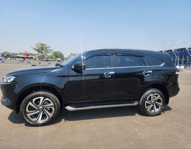 รถ Isuzu MU-X 1.9 ULTIMATE 2WD สี ดำ