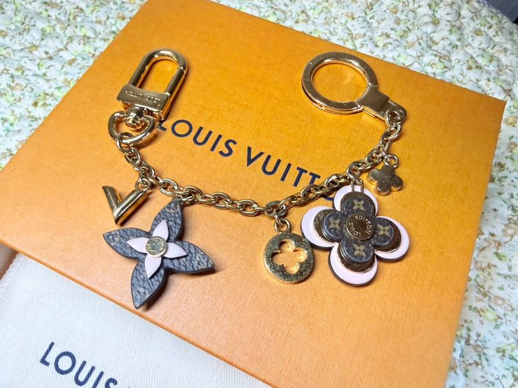 Like New LV Bag Charm Chain Blooming Flower ชาร์มห้อยกระเป๋า แท้มือสองออกชอปพารากอน Kept Unused  รูปที่ 2