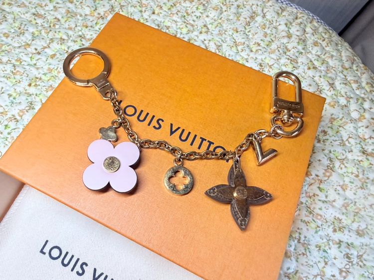 Like New LV Bag Charm Chain Blooming Flower ชาร์มห้อยกระเป๋า แท้มือสองออกชอปพารากอน Kept Unused  รูปที่ 3