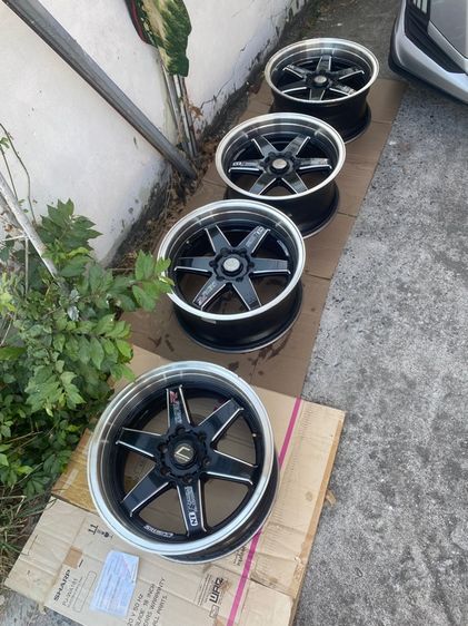 ล้อ Cosmis ขอบ18 กว้าง 8.5 6รู130 ET25   ใส่รถตู้ All new Commuter  กระบะ MG  ตำหนิ รอยเบียด2ล้อ 0989152567 ของอยู่ดอนหัวฬ่อ ชลบุรี