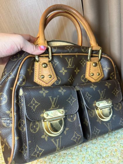 Louis Vuitton หนังแท้ ไม่ระบุ น้ำตาล LV Manhattan Shoulder Bag Monogram ของแท้มือสอง รุ่นนี้วัยเก๋าตามหา สภาพสวย ทรงสวย ภายในสะอาด 