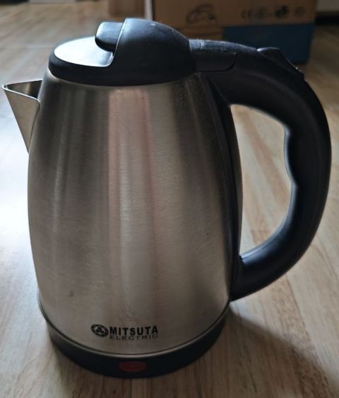 ขายกาต้มน้ำร้อนไฟฟ้า ยี่ห้อ MITSUTA รุ่น MEK 
ขนาด 1.8 ลิตร วัสดุทำจาก Stainless Steel 
คุณภาพสูง สินค้ามือ 2 ใช้น้อย สภาพดี มีกล่องครบ รูปที่ 2