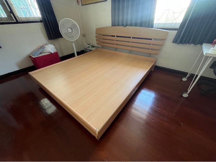 เตียง 6 ฟุต สภาพดี ของ S.B.Furniture 