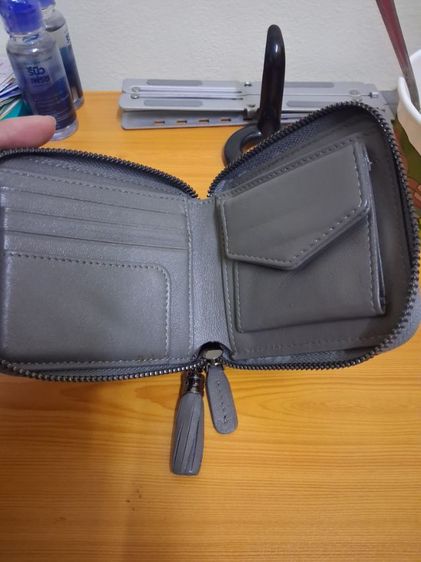 กระเป๋าสตางค์หนังแท้ใบสั้นซิปรอบ สีเทา รูปที่ 6