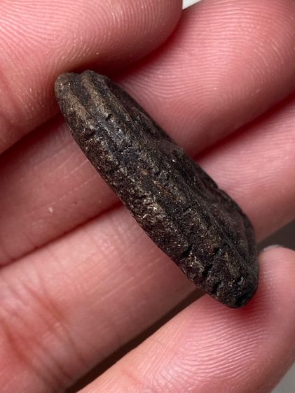 พระปางมารวิชัยเนื้อผงคลุกรัก รูปที่ 3