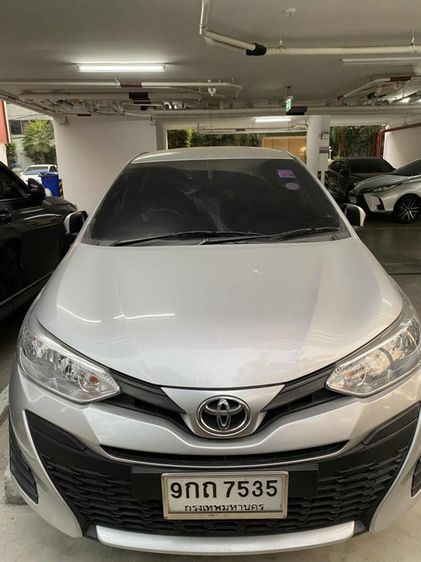 รถ Toyota Yaris 1.2 E สี บรอนซ์เงิน