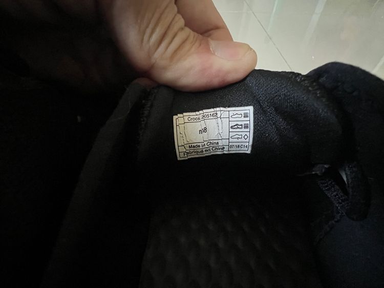 รองเท้าผ้าใบ Crocs สีดำ รูปที่ 5