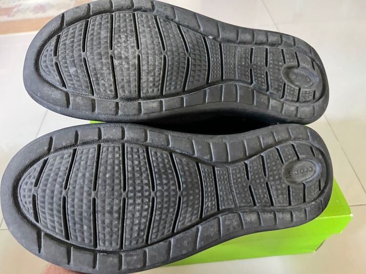 รองเท้าผ้าใบ Crocs สีดำ รูปที่ 6