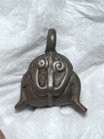 พระปิดตานั่งหันหลังติดกัน ล.พ.ดำ