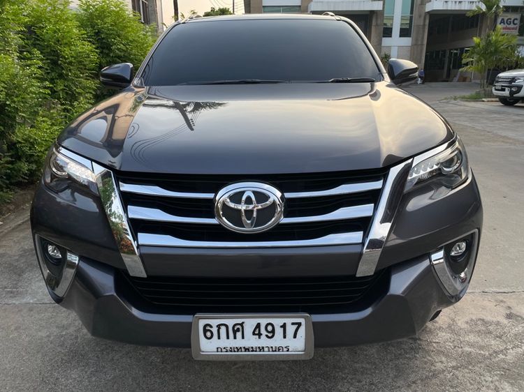รถ Toyota Fortuner 2.4 V สี เทา