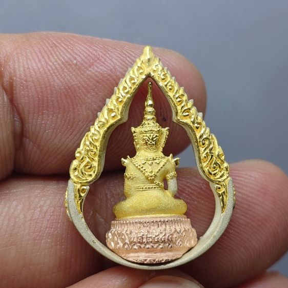 พระแก้วมรกต ภปร ( รุ่นแรก ) ฉลองครบ 75 พรรษา รัชกาลที่9 เนื้อเงินสามกษัตริย์ พิมพ์หยดน้ำ ปี2545 พร้อมกล่องเดิม รูปที่ 4